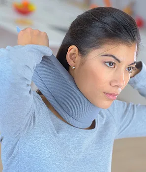 femme avec collier cervical à la jambe à Mas-Grenier dans le Tarn-et-Garonne 82