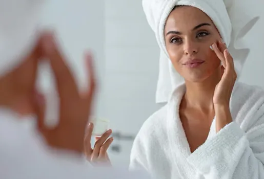 femme qui s'applique sur la peau du visage de la crème à Mas-Grenier dans le Tarn-et-Garonne 82