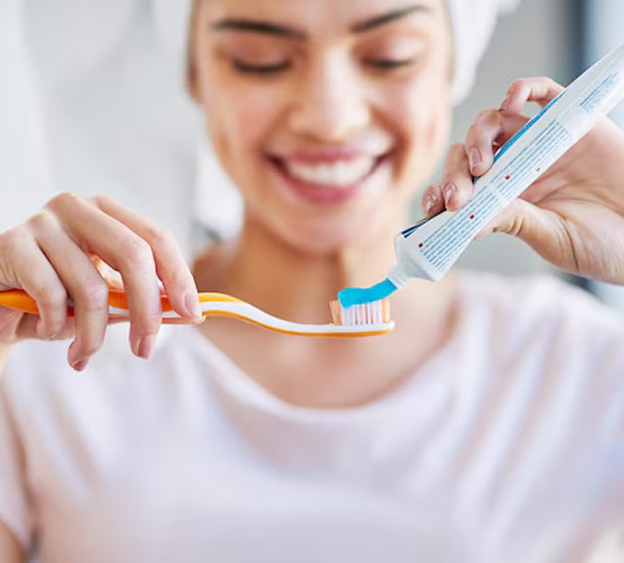 femme en slip blanc qui tient une fleur devant son pubis à Mas-Grenier dans le Tarn-et-Garonne 82